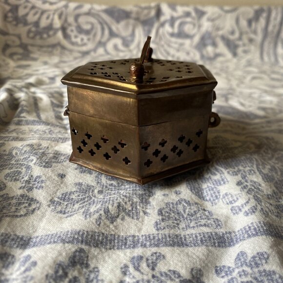 Vintage Brass Cricket Box with Cutouts Trinket matchbook case - Picture 12 of 14